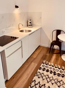 Dapur atau dapur kecil di Gästehaus zur Uni Klinik Exklusives Apartment mit Küche und Badezimmer