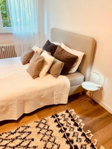 Tempat tidur dalam kamar di Gästehaus zur Uni Klinik Exklusives Apartment mit Küche und Badezimmer