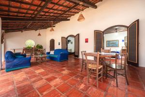 un soggiorno con tavolo e sedie blu di Pousada da Gibinha a Campina do Monte Alegre