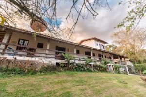 un’immagine di una casa con cortile di Pousada da Gibinha a Campina do Monte Alegre