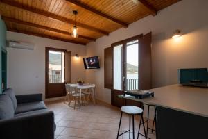 Televízia a/alebo spoločenská miestnosť v ubytovaní LavatoioFlats Casa sul mare e sul lavatoio medievale a Cefalù