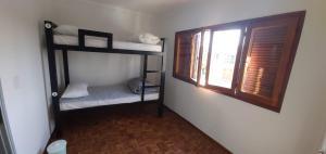 Habitación con 2 literas y ventana en CASA PIETRO en Mendoza