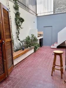 Habitación con mesa y taburete en CASA PIETRO en Mendoza