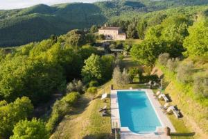 - une vue aérienne sur une villa avec une piscine dans l'établissement Exclusive Villa Parrano - countryside with pool, à Parrano