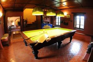 Biliár nebo kulečník v ubytování Exclusive Villa Parrano - countryside with pool