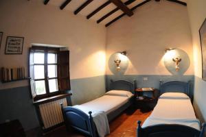 Postel nebo postele na pokoji v ubytování Exclusive Villa Parrano - countryside with pool