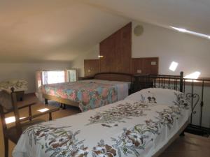 1 Schlafzimmer mit 2 Betten in einem Zimmer in der Unterkunft Appartamenti Martini - Tirrenia in Pisa