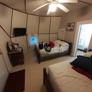 1 dormitorio con 2 camas y TV. en Historic Wigwam Village No 2, en Cave City