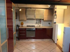 a kitchen with brown cabinets and a stove top oven at Da Hele & Zozi in Signa