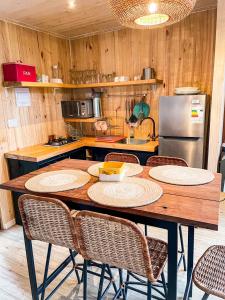 Una cocina o zona de cocina en OUTSCAPE l Refugios Puerto Fuy, Huilo Huilo