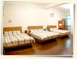 - 2 lits dans une chambre dotée de parquet dans l'établissement Dong Li Tea Homestay, à Ruisui