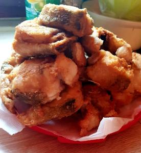 比斯库佩茨Oleandria -,,Domek Jeżynka" nr 30的一堆油炸食物坐在桌子上