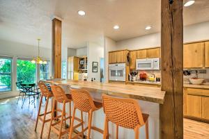 una cocina con barra y un bar con sillas en Luxe Boise Home with Patio Golf, Hike, Explore, en Boise