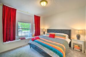 1 dormitorio con 1 cama y una ventana con cortinas rojas en Luxe Boise Home with Patio Golf, Hike, Explore, en Boise