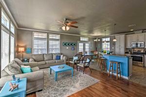 Kuchyň nebo kuchyňský kout v ubytování Walk to Crystal Beach Coastal Home with Views!