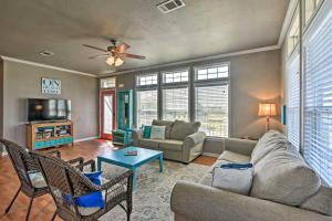 TV a/nebo společenská místnost v ubytování Walk to Crystal Beach Coastal Home with Views!