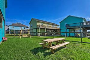 Zahrada ubytování Walk to Crystal Beach Coastal Home with Views!