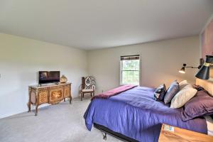 Postel nebo postele na pokoji v ubytování Montana Cottage Easy Drive to Glacier Natl Park!