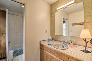 Koupelna v ubytování Montana Cottage Easy Drive to Glacier Natl Park! + 18 fotografií