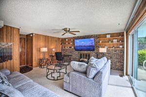 Foto de la galería de Spacious Family Glenwood Estates Home with Hot Tub! en Glenwood