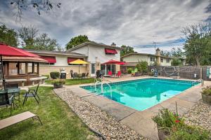 Bazén v ubytování Spacious Family Glenwood Estates Home with Hot Tub! nebo v jeho okolí
