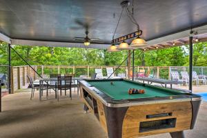 Biliár nebo kulečník v ubytování Relaxing Lakeview Retreat in Reeds Spring with Deck