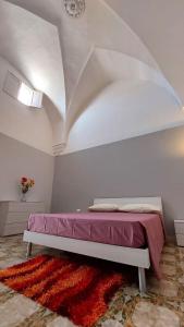 1 dormitorio con 1 cama en una habitación con techo en Casa Vacanze Le Volte, en Cellino San Marco