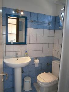 A bathroom at Studios Achileus 2