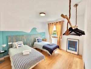 ein Schlafzimmer mit zwei Betten und einem Kamin in der Unterkunft Casa Ana con balcón in Punta del Hidalgo