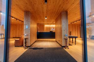 an office lobby with a desk and a table at Solar Do Conde in Capelas