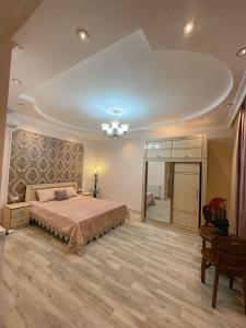 een slaapkamer met een groot bed en een grote spiegel bij ORANGE INN in Chakvi