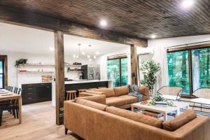 a living room with a couch and a table at Blackbear Lodge - Ski Phoenicia, Hunter, Catskills, Windham, Belleayre in Chichester