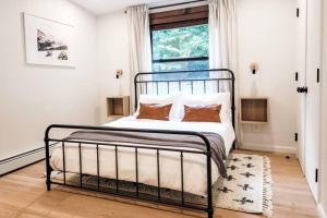 a bedroom with a bed and a window at Blackbear Lodge - Ski Phoenicia, Hunter, Catskills, Windham, Belleayre in Chichester