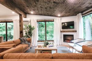 a living room with a couch and a fireplace at Blackbear Lodge - Ski Phoenicia, Hunter, Catskills, Windham, Belleayre in Chichester