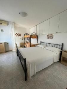 パラービタにあるMasseria Nuovaのベッドルーム(白いシーツを使用した大型ベッド1台付)