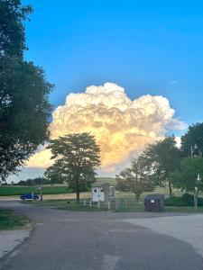 una formación de nubes en el cielo sobre una carretera en Meadow Park on 385, en Bridgeport