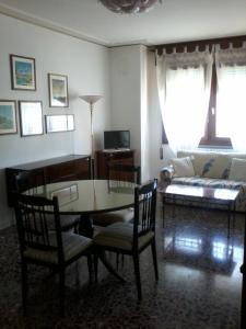 uma sala de estar com uma mesa e cadeiras e um sofá em Casa Mary venezia lido em Lido di Venezia