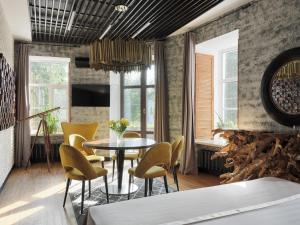 comedor con mesa y sillas amarillas en Boutique-Hotel Truvor, en Velikiy Novgorod