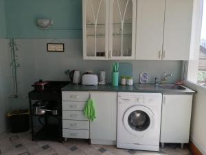 アドレルにあるГостевой дом Ласточкино Гнездоのキッチン(洗濯機、洗濯機付)