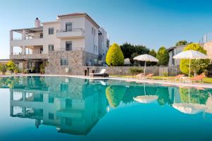 Bazén v ubytovaní Marini Luxury Apartments and Suites alebo v jeho blízkosti