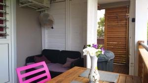 Un balcón o terraza en Charmant F2 classé, belle vue mer, spa, piscine, bateau