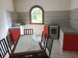 a kitchen with a table and chairs and a stove at D' Camino A Casa in Tequisquiapan