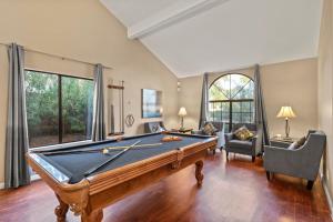 ein Wohnzimmer mit einem Billardtisch in der Unterkunft Premier Hosts present Scottsdale Luxury Oasis with Lagoon Pool in Phoenix