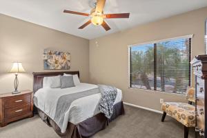een slaapkamer met een bed en een plafondventilator bij Premier Hosts present Scottsdale Luxury Oasis with Lagoon Pool in Phoenix