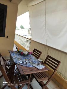 un tavolo e sedie sul balcone di una casa di La casa dei fico d'india a Marina di Ragusa