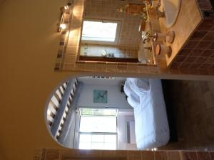 - une salle de bains avec un miroir dans l'établissement Charm in Provence, à Saumane-de-Vaucluse