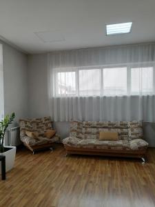 sala de estar con sofá y 2 sofás en Sunny Harbour, en Novorossiysk