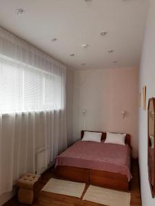 1 dormitorio con cama y ventana en Sunny Harbour, en Novorossiysk