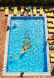 una piscina con gente en una piscina en BLUESEA Copacabana en Lloret de Mar