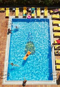 Pemandangan kolam renang di BLUESEA Copacabana atau di dekatnya